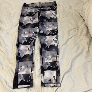 **Moving! EVERYTHING OBO** Adidas printed leggings